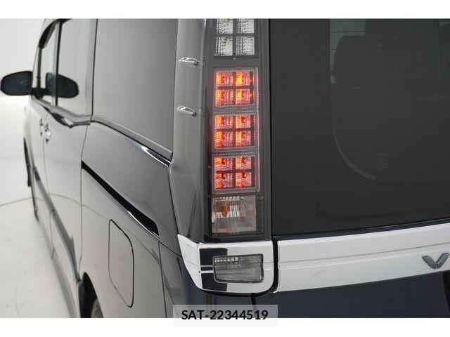 Toyota VOXY 2016-08 7360409-21