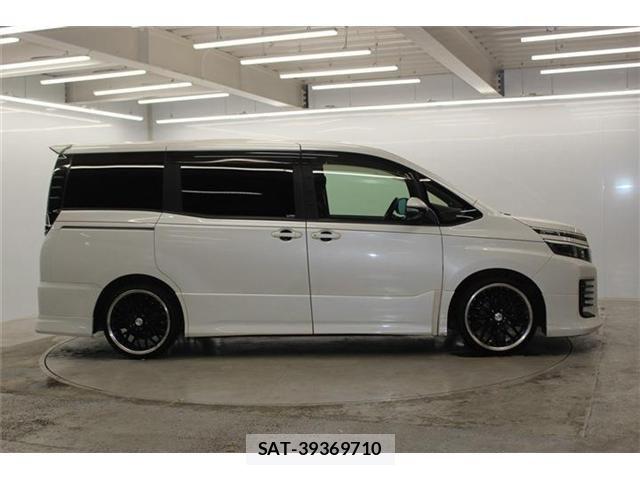 Toyota VOXY 2014-02 7360425-3