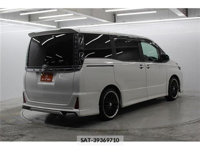 Toyota VOXY 2014-02 7360425-4