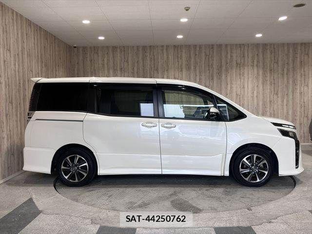 Toyota VOXY 2017-12 7360406-17
