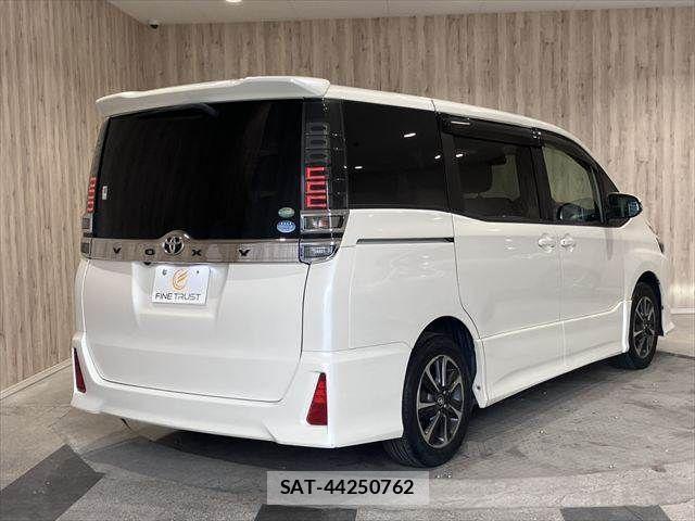 Toyota VOXY 2017-12 7360406-18