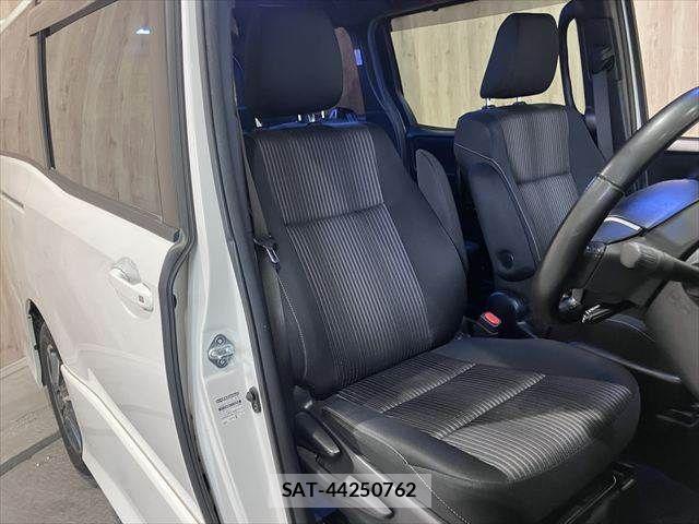 Toyota VOXY 2017-12 7360406-7