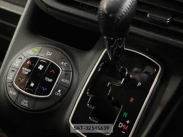 Toyota VOXY 2016-10 7360429-17