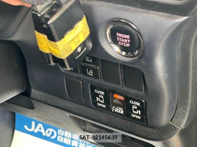 Toyota VOXY 2016-10 7360429-7