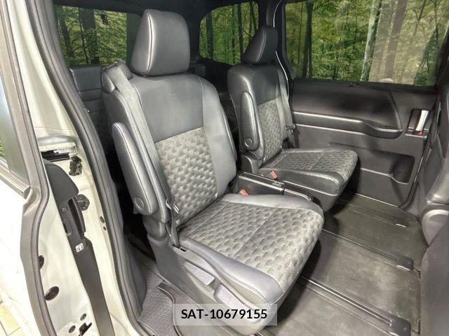 Toyota VOXY 2022-11 7360390-12