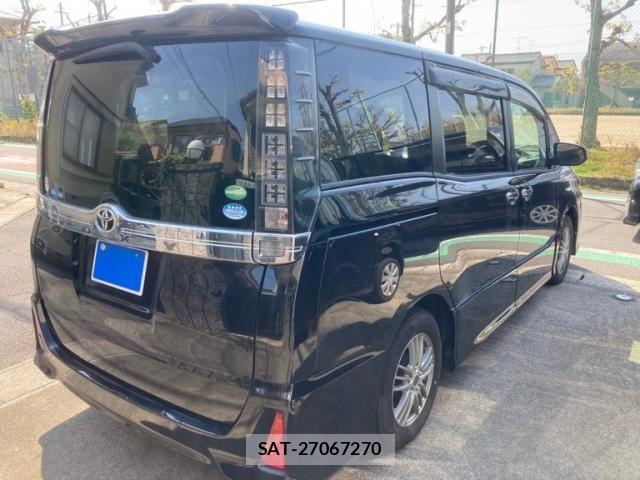 Toyota VOXY 2017-06 7360427-2