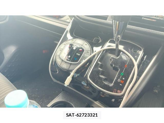 Toyota VOXY 2019-09 7360421-17