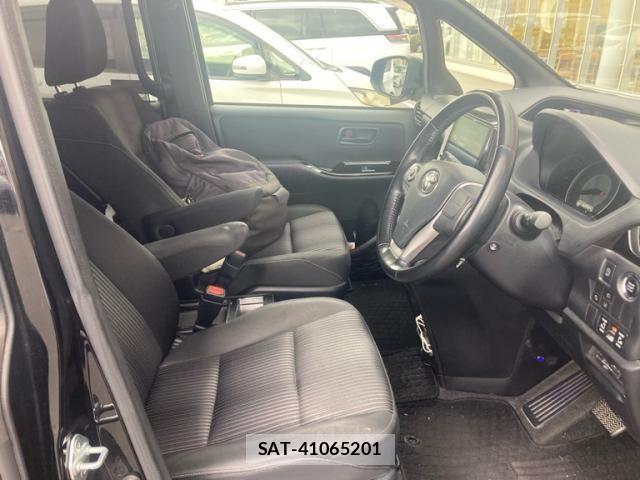 Toyota VOXY 2017-10 7360424-9