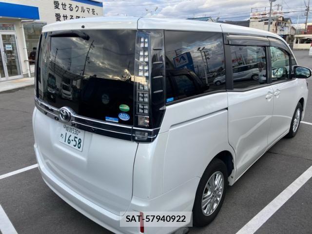 Toyota VOXY 2016-03 7360426-11