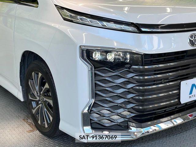 Toyota VOXY 2022-06 7360383-12