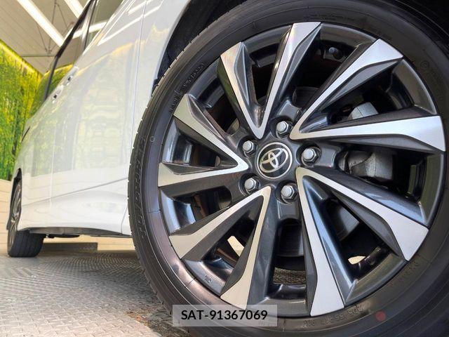 Toyota VOXY 2022-06 7360383-13