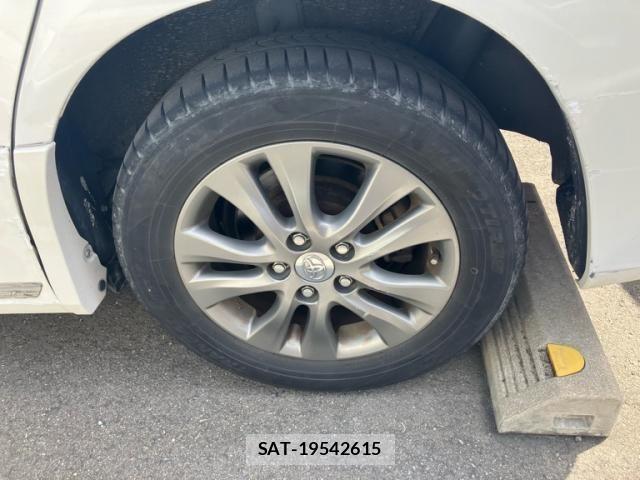 Toyota VOXY 2013-07 7360432-11