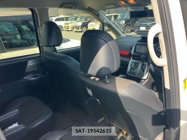 Toyota VOXY 2013-07 7360432-15