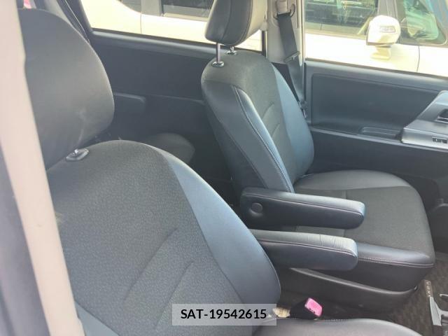 Toyota VOXY 2013-07 7360432-16
