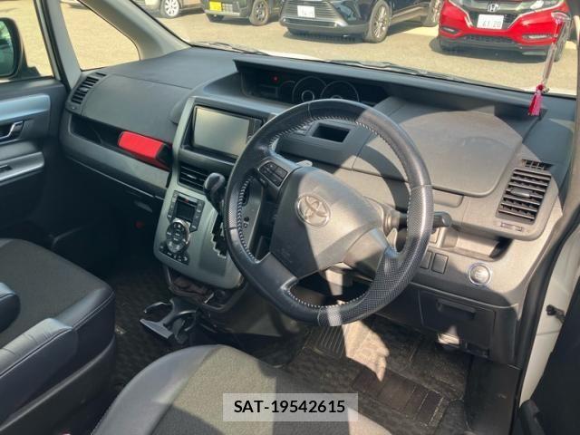 Toyota VOXY 2013-07 7360432-17