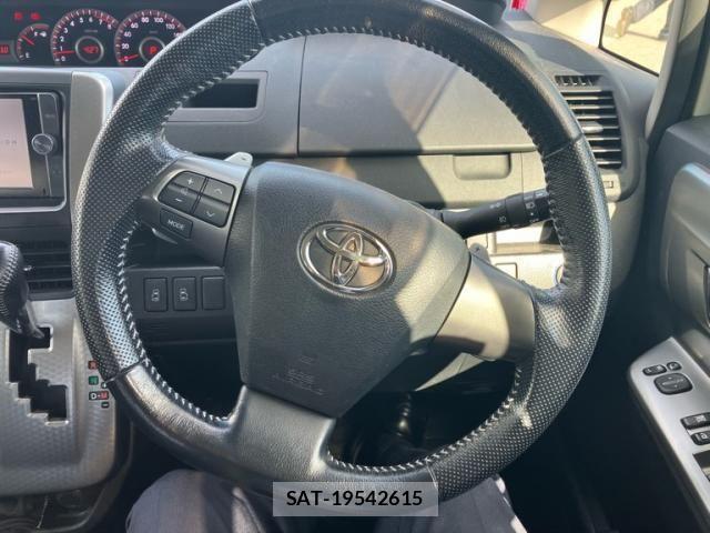 Toyota VOXY 2013-07 7360432-19