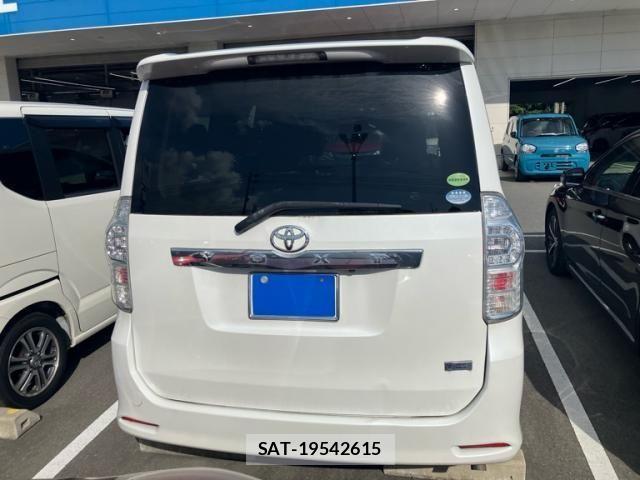 Toyota VOXY 2013-07 7360432-3