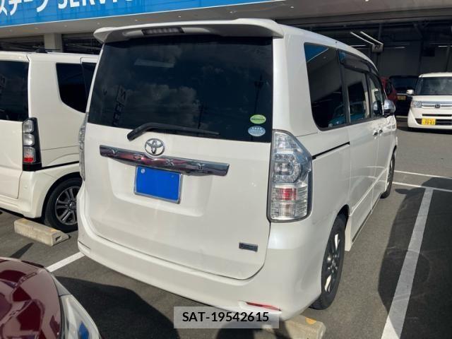 Toyota VOXY 2013-07 7360432-4