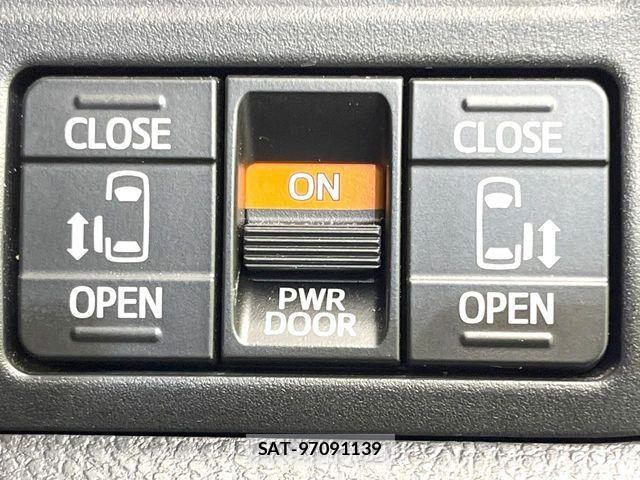Toyota VOXY 2018-02 7360398-5