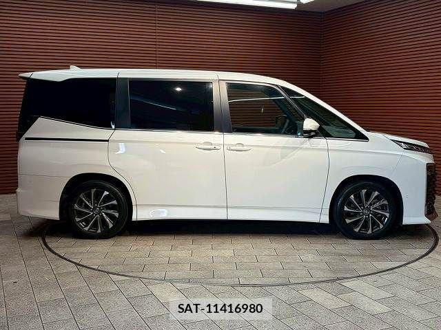Toyota VOXY 2023-10 7360387-17