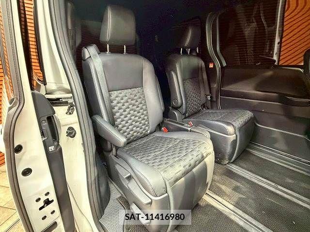 Toyota VOXY 2023-10 7360387-7