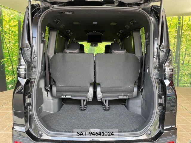 Toyota VOXY 2022-08 7360389-10