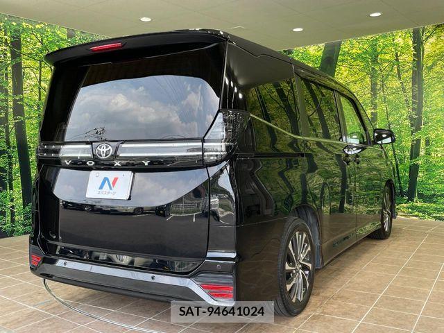 Toyota VOXY 2022-08 7360389-17