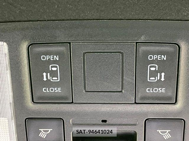 Toyota VOXY 2022-08 7360389-5