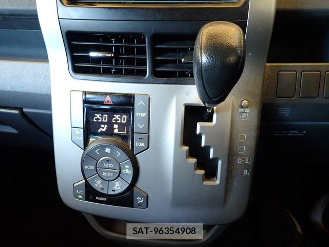 Toyota VOXY 2009-12 7360377-13