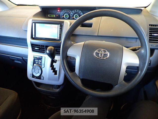 Toyota VOXY 2009-12 7360377-14