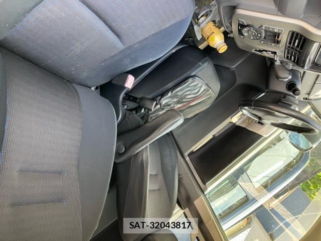 Toyota VOXY 2009-05 7360436-12