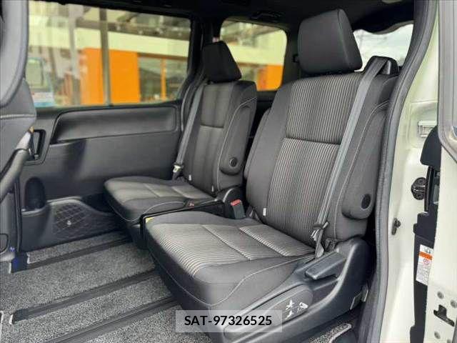 Toyota VOXY 2018-02 7360411-17