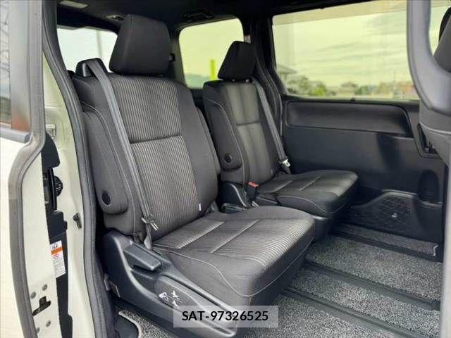 Toyota VOXY 2018-02 7360411-18