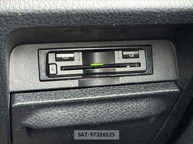 Toyota VOXY 2018-02 7360411-25