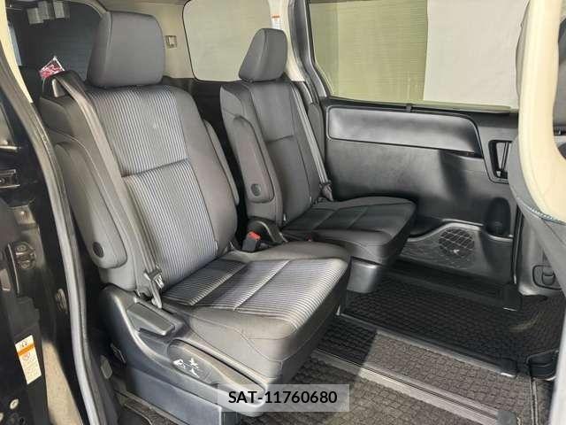 Toyota VOXY 2016-08 7360420-9