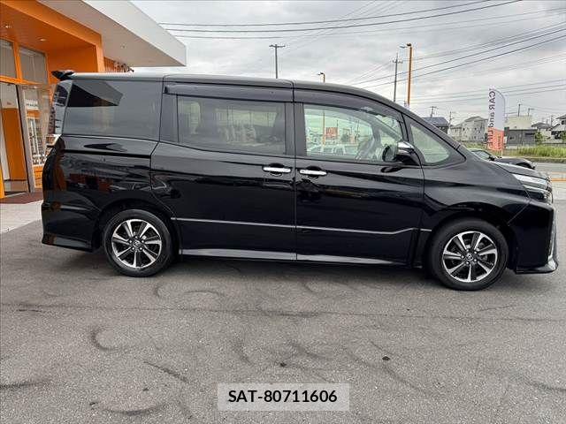 Toyota VOXY 2021-12 7360393-10