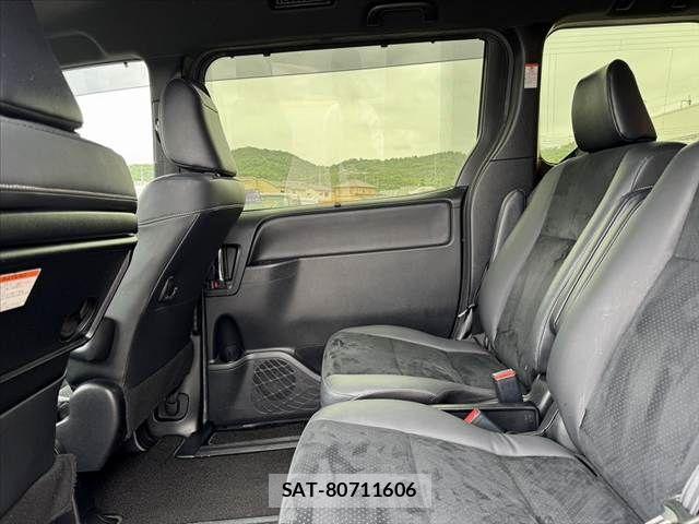 Toyota VOXY 2021-12 7360393-18