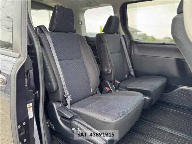 Toyota VOXY 2014-06 7360435-18