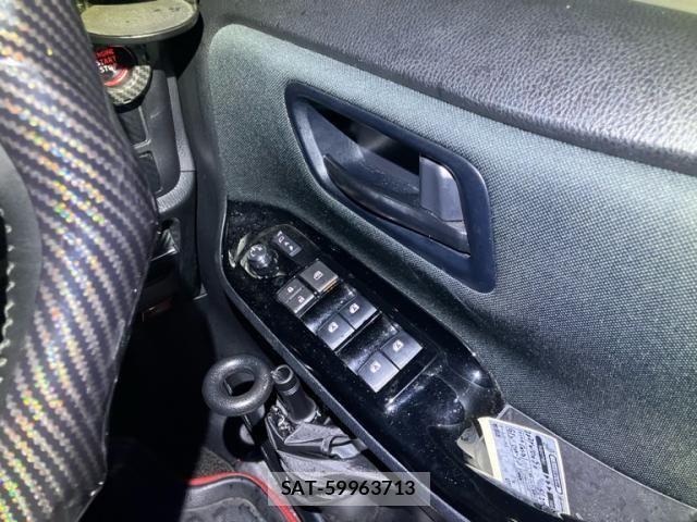 Toyota VOXY 2018-04 7360415-16