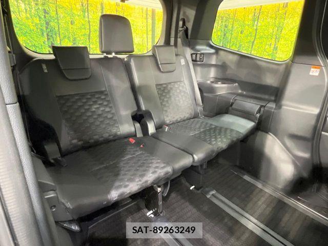 Toyota VOXY 2023-01 7360378-9