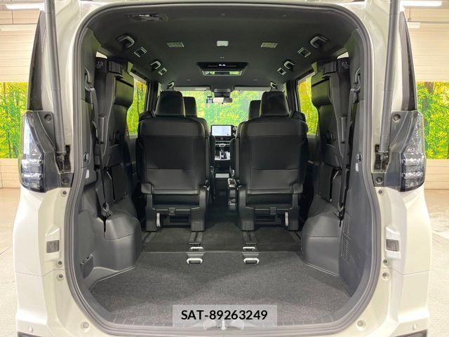 Toyota VOXY 2023-01 7360378-10