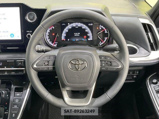 Toyota VOXY 2023-01 7360378-11