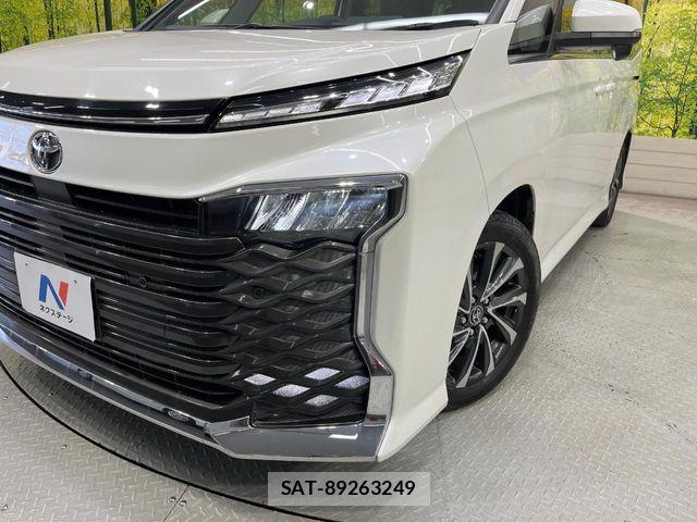 Toyota VOXY 2023-01 7360378-12