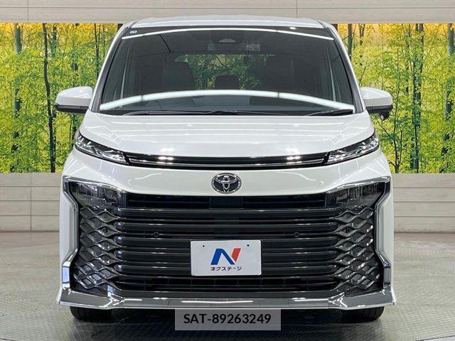 Toyota VOXY 2023-01 7360378-14