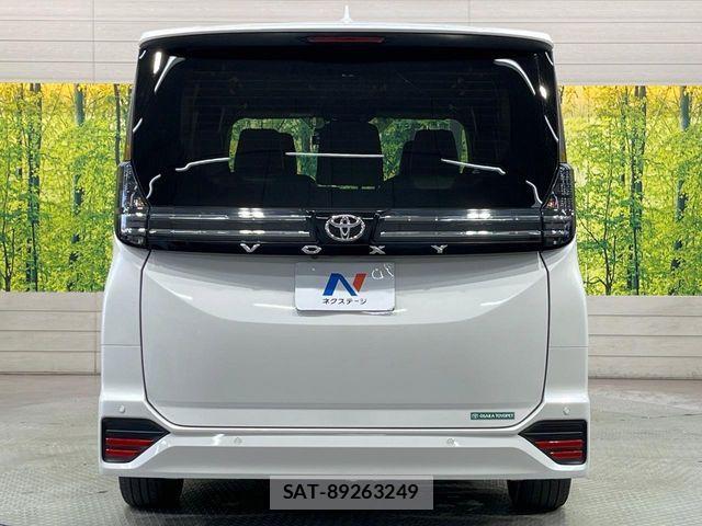 Toyota VOXY 2023-01 7360378-15