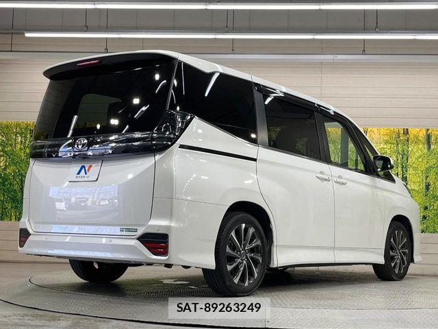 Toyota VOXY 2023-01 7360378-16