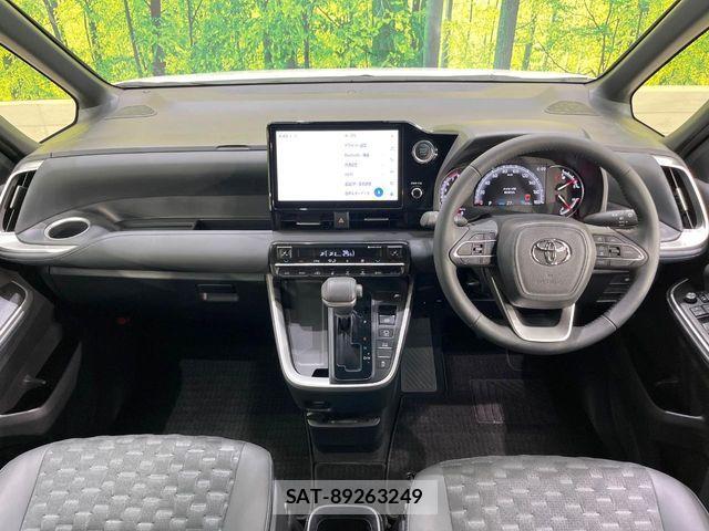 Toyota VOXY 2023-01 7360378-1
