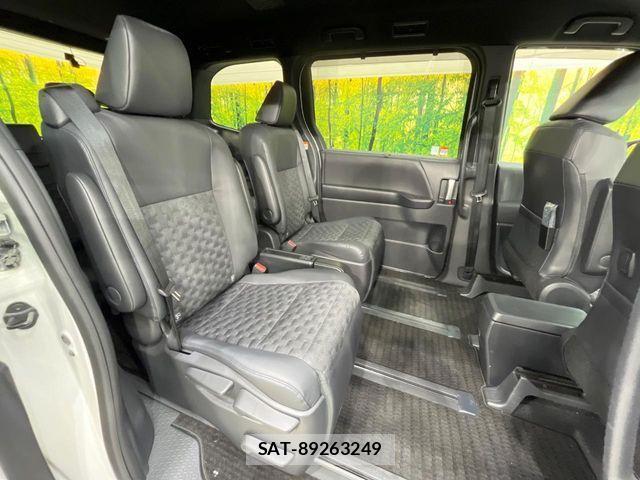Toyota VOXY 2023-01 7360378-8