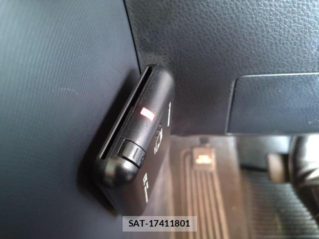 Toyota VOXY 2017-05 7360412-18