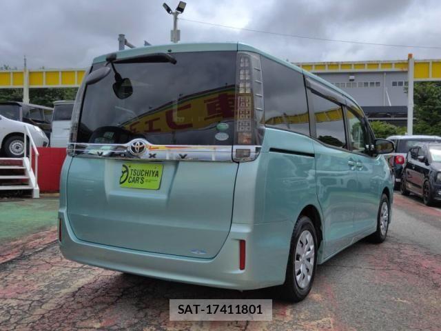 Toyota VOXY 2017-05 7360412-1